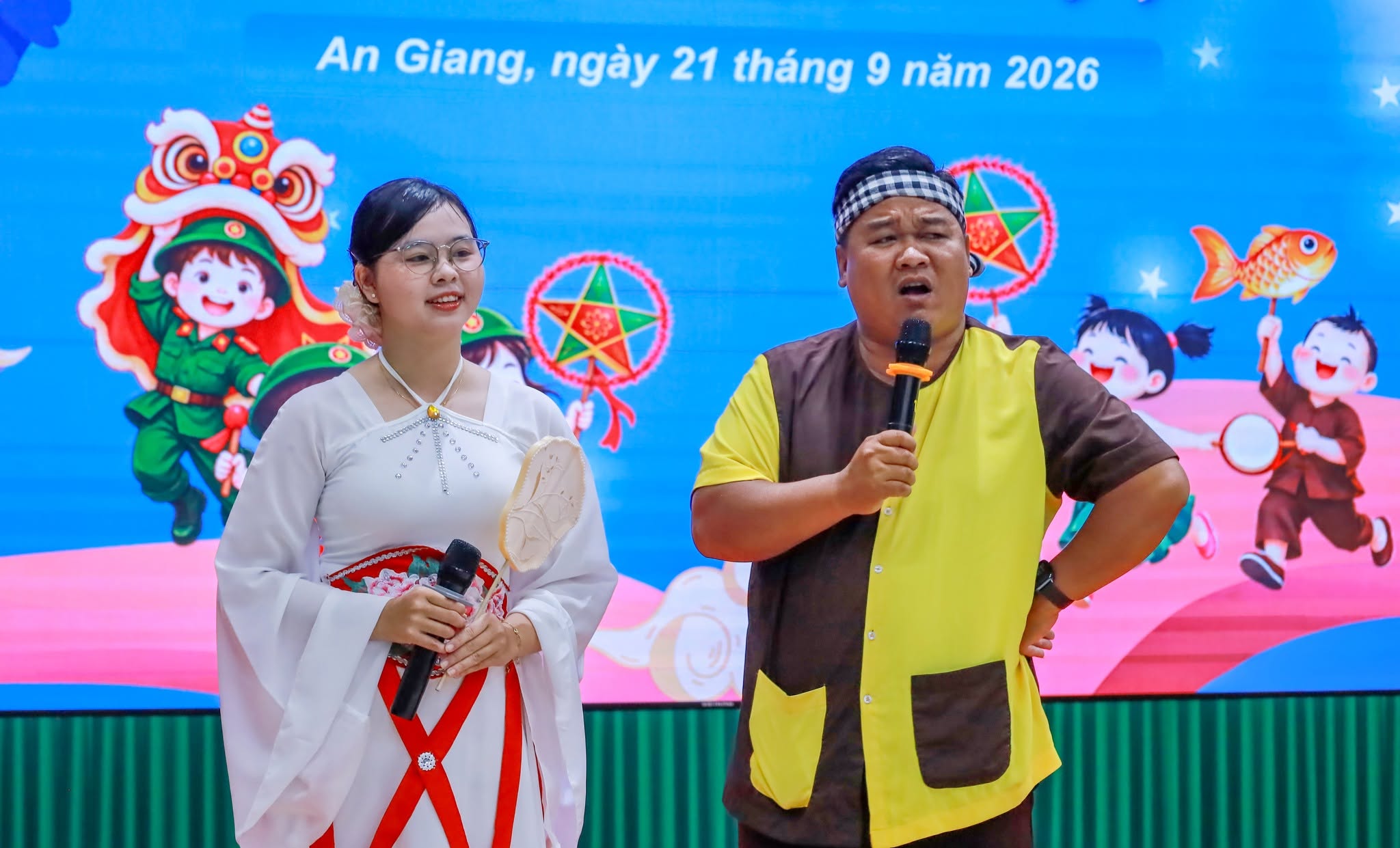 Chú Cuội và Chị Hằng dẫn dắt chương trình giao lưu cùng các em nhỏ