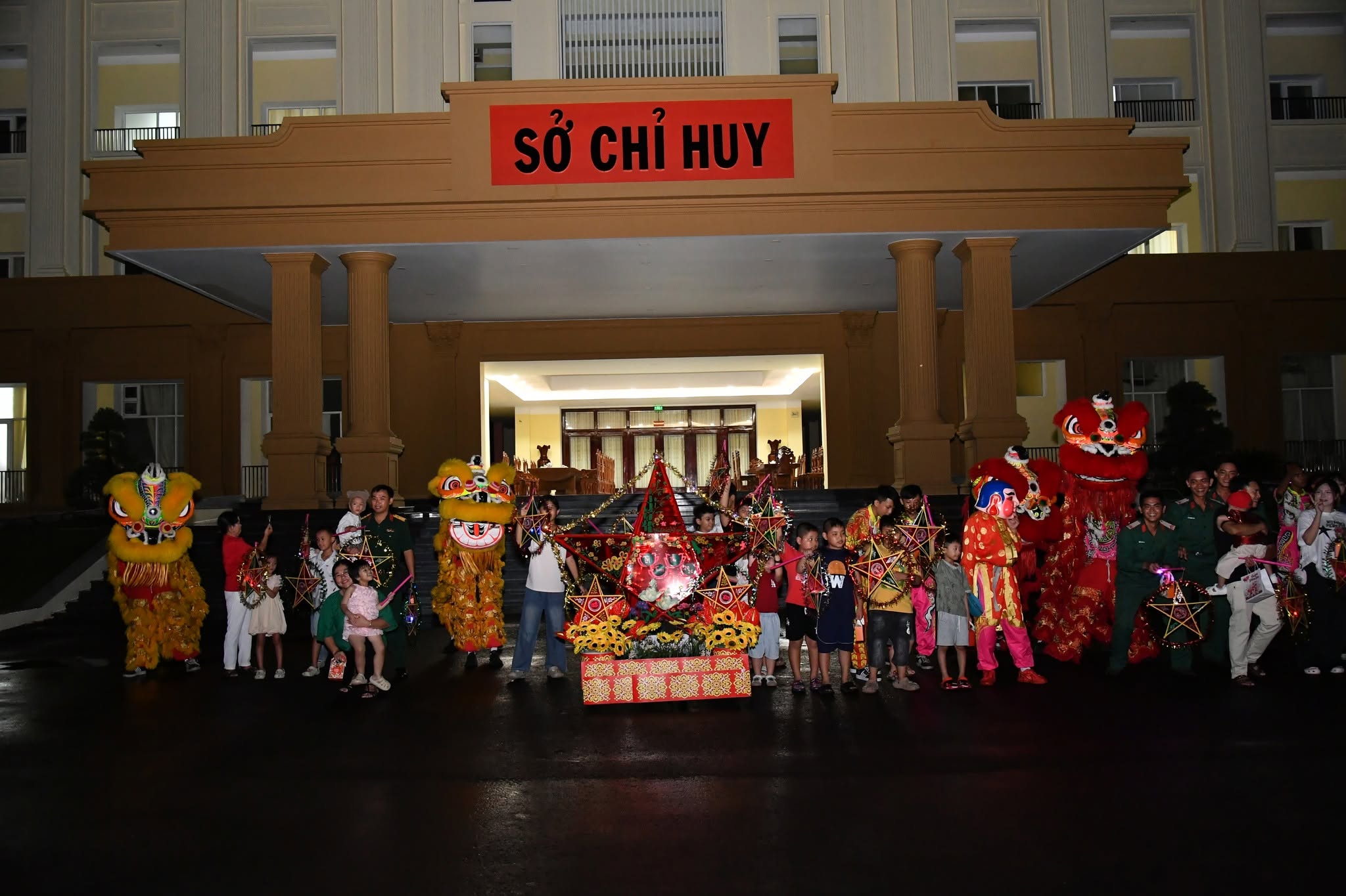 Màn rước đèn ông sao và múa lân trước Sở Chỉ huy Bộ CHQS tỉnh An Giang