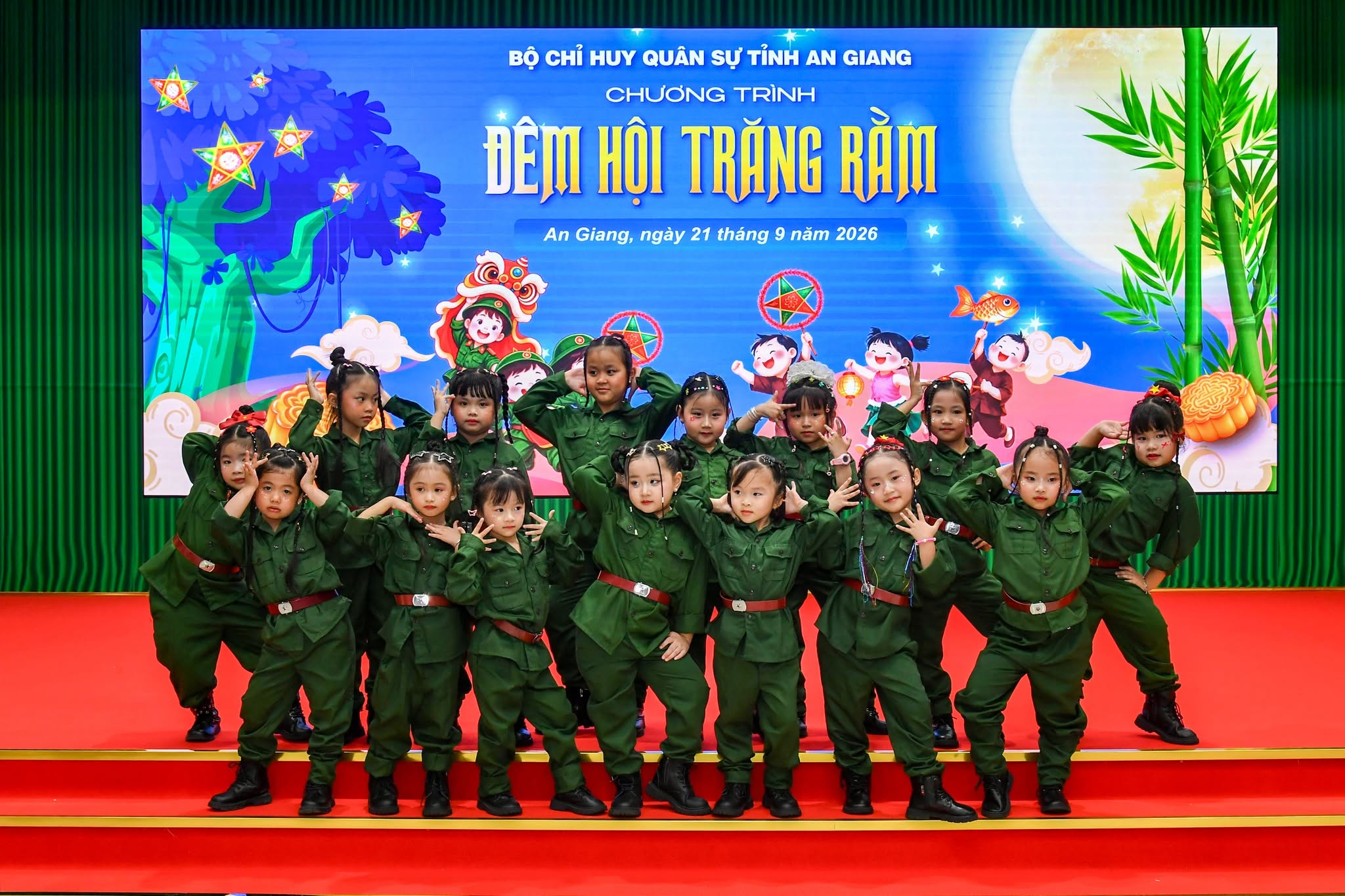 Tiết mục múa hát của các bé thiếu nhi trong quân phục bộ đội