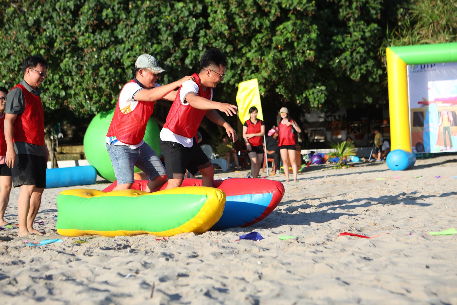 Game Đôi Hài Vạn Dặm trên bãi cát