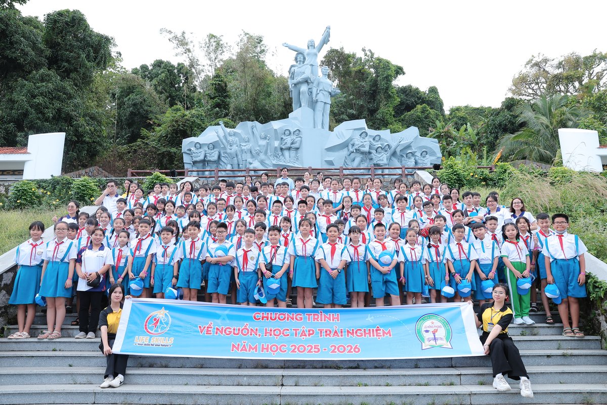 Dâng hương Khu di tích Mộ Chị Sứ
