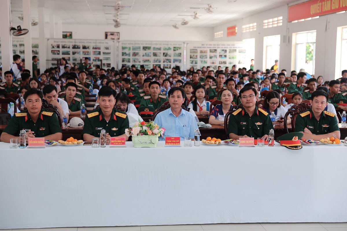 Giao lưu BGH Trường Lê Hồng Phong và Chỉ huy Tiểu đoàn 207