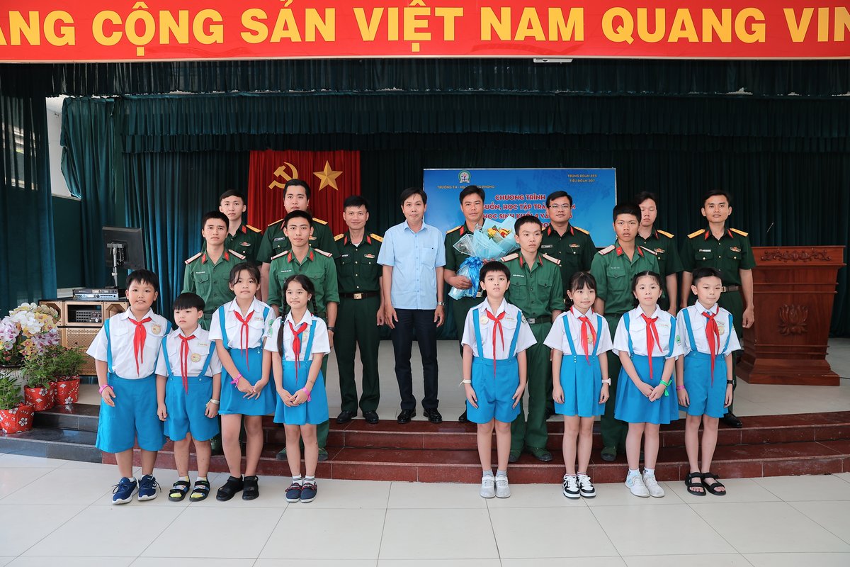 Học sinh tặng hoa cán bộ chiến sỹ