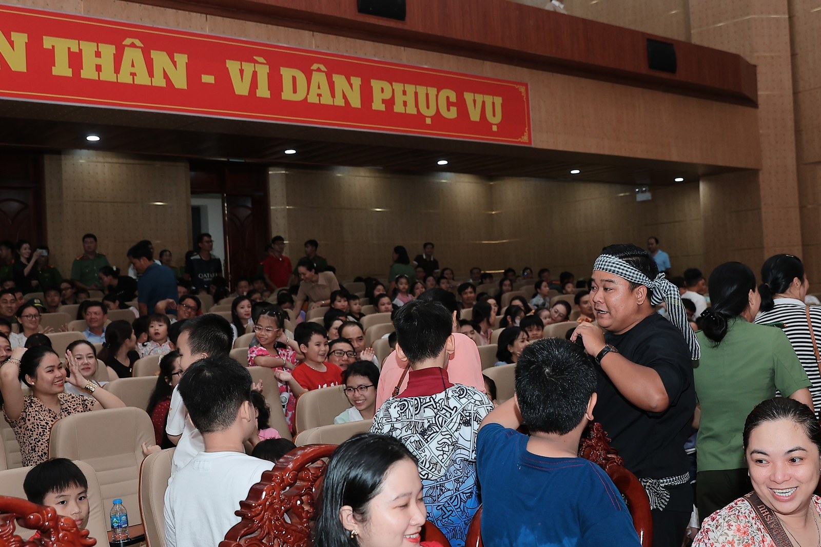 Chú Cuội Chị Hằng cùng các cháu thiếu nhi Công an tỉnh An Giang vui Tết Trung Thu 2025