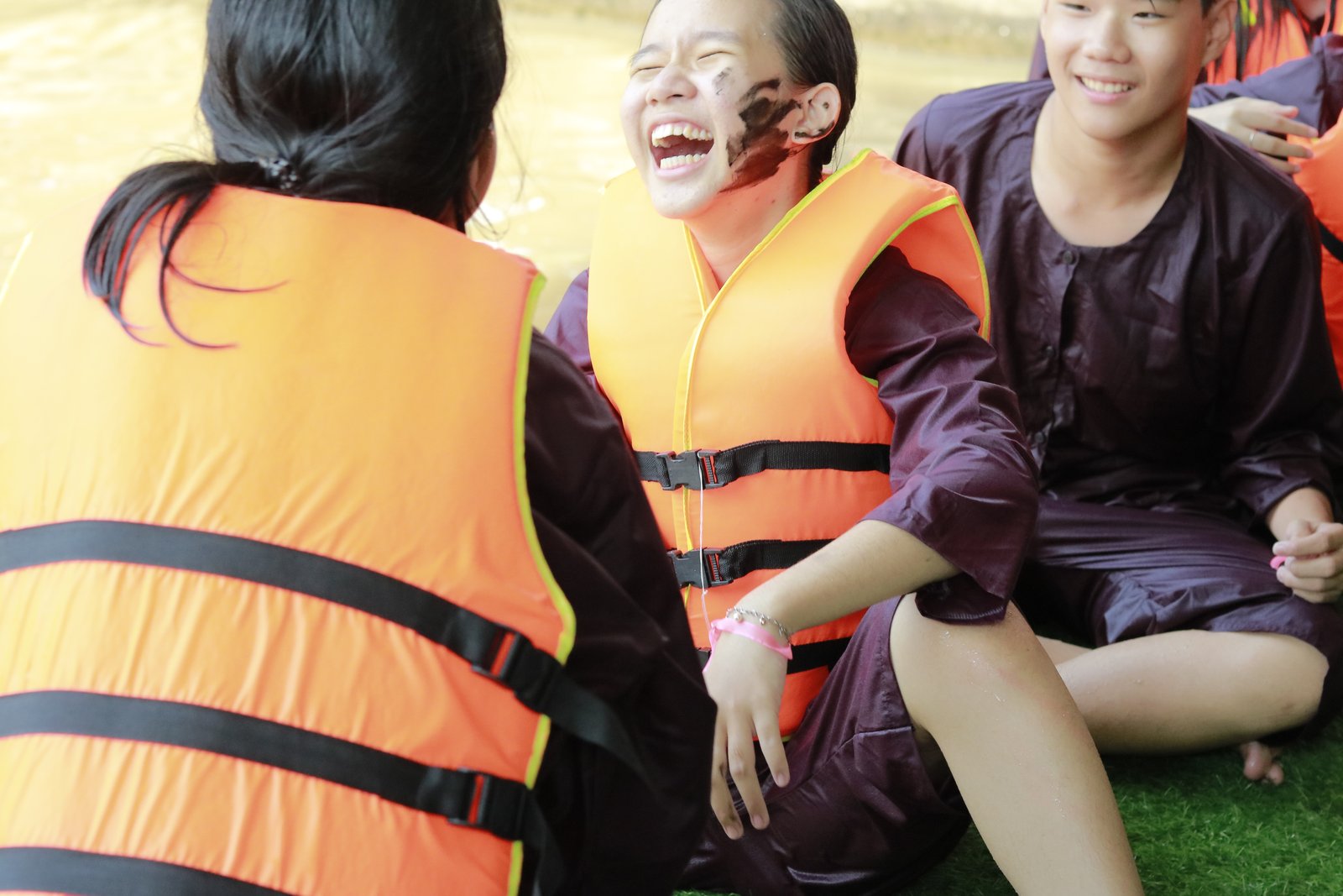 Tát mương bắt cá và nướng trui rơm dân dã