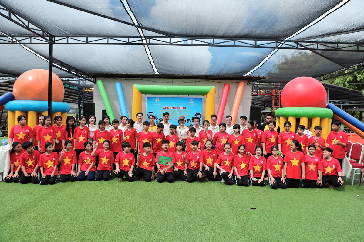 Học sinh tham gia Teambuilding phao hơi vận động liên hoàn