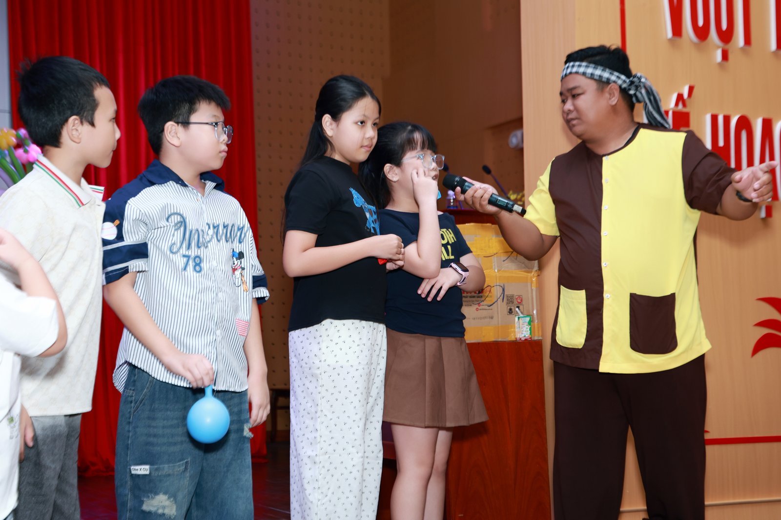 Các bé thiếu nhi hào hứng tham gia minigame đố vui Trung thu tại XSKT Kiên Giang