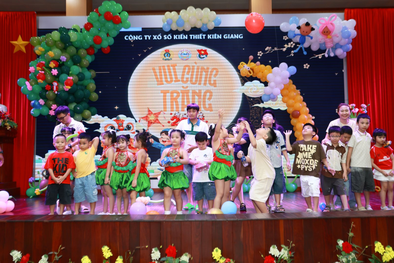 Cơn mưa bong bóng và trao quà Trung thu cho con em cán bộ nhân viên XSKT Kiên Giang