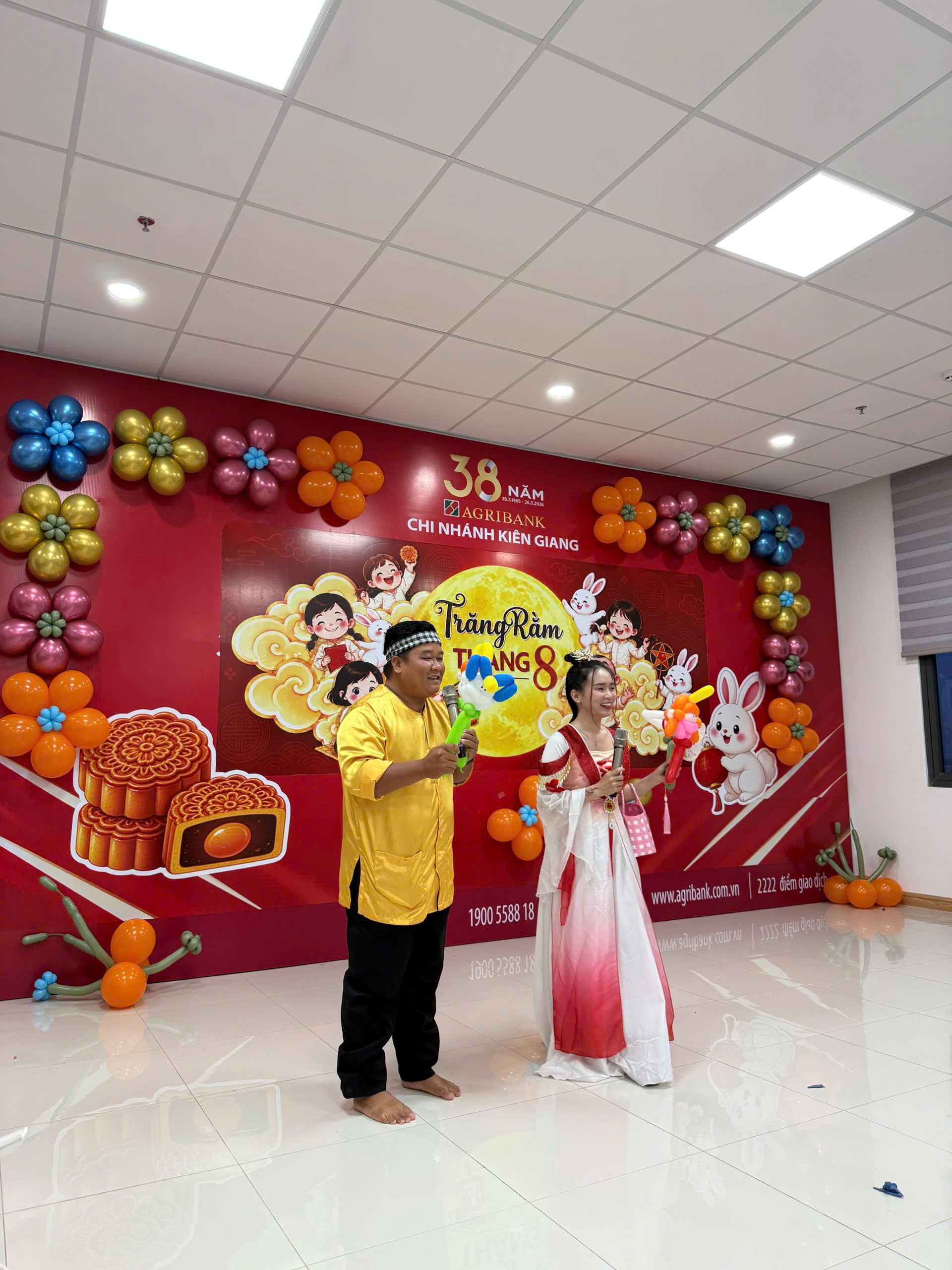 Chú Cuội và Chị Hằng LifeSkills khuấy động đêm hội Agribank