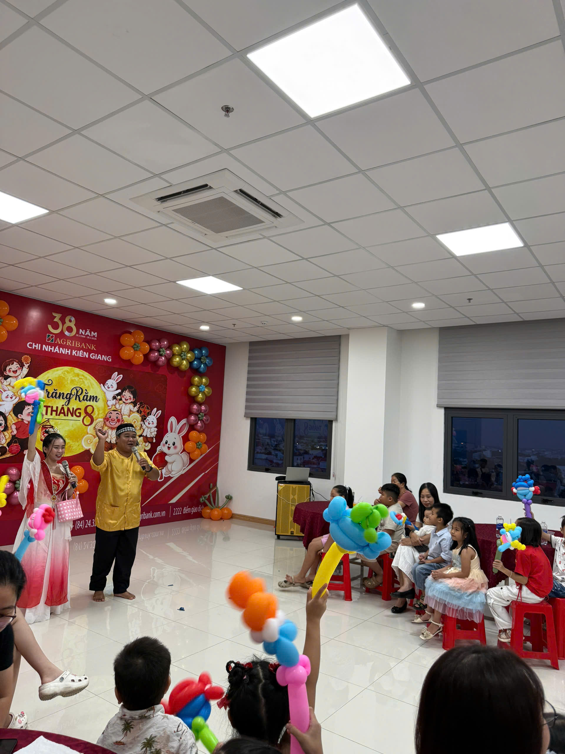 Khán phòng hào hứng giơ tay tham gia minigame đố vui Trung thu