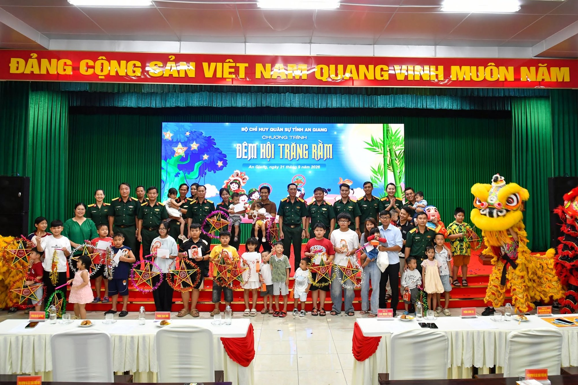 Đêm hội trăng rằm ấm áp nghĩa tình tại Bộ Chỉ huy Quân sự tỉnh An Giang