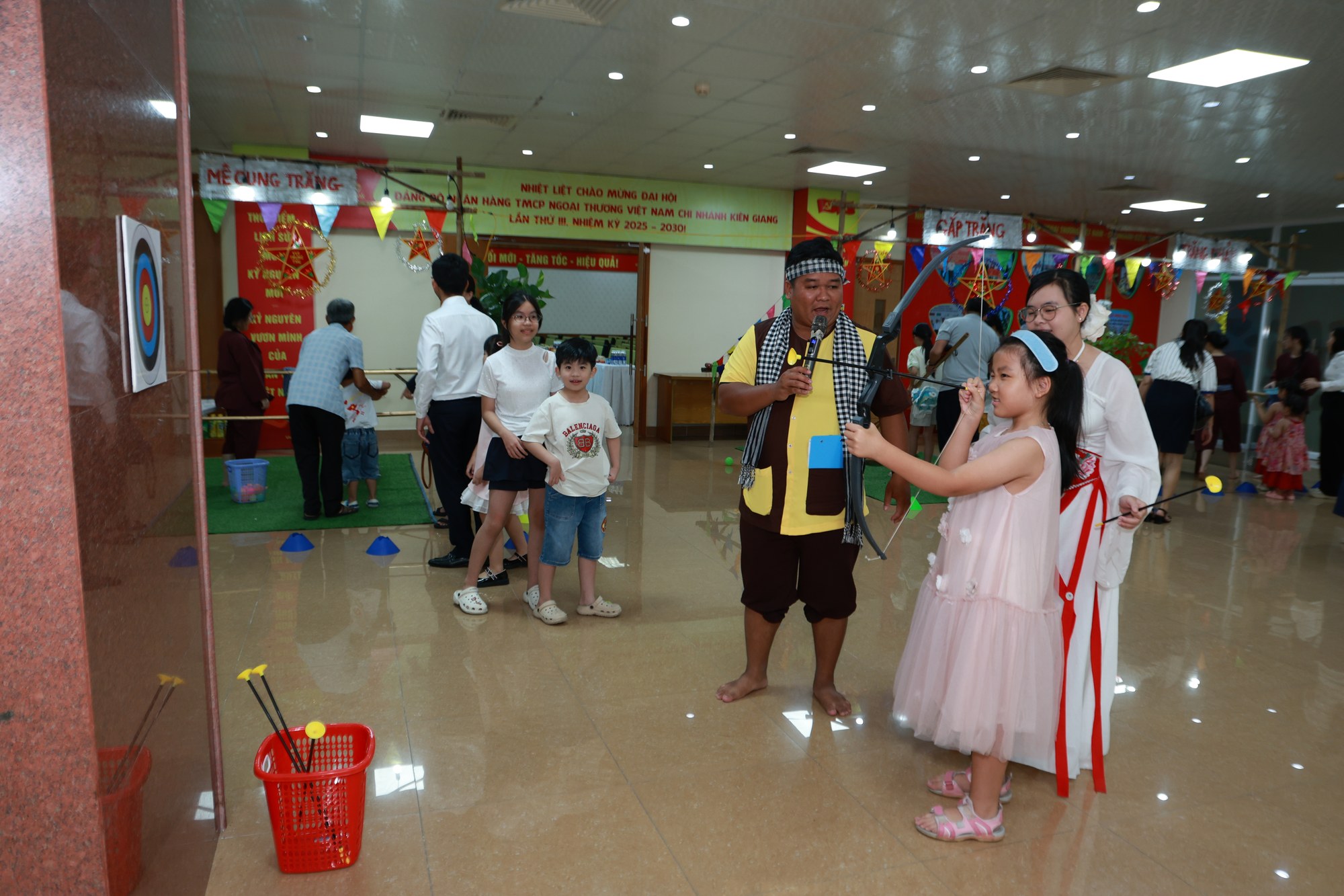 Toàn cảnh không gian hội chợ trò chơi dân gian tre nứa tại Vietcombank