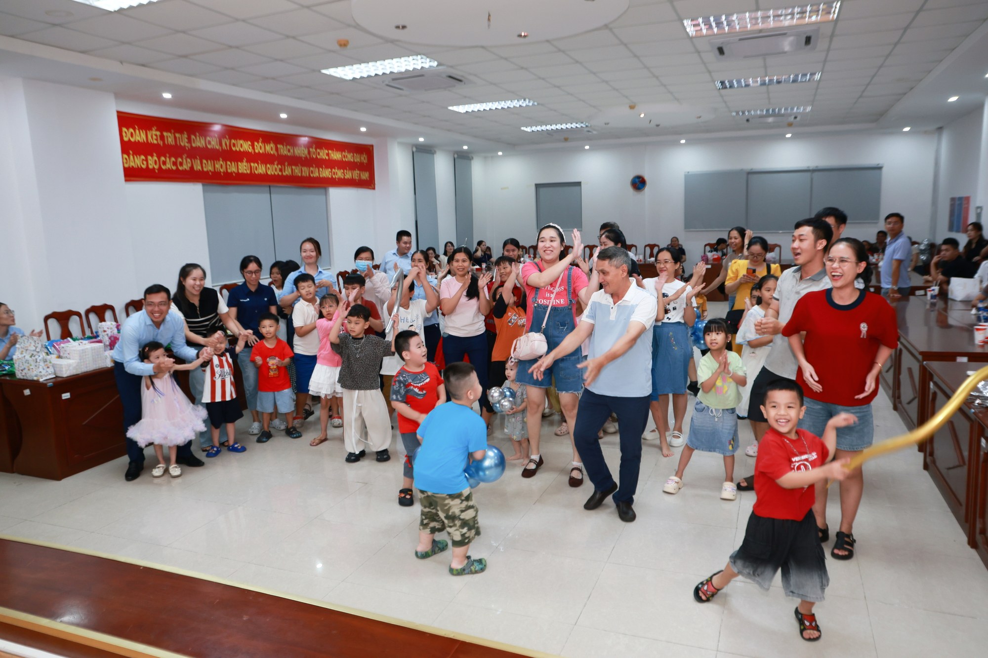 Đại gia đình CBNV VietinBank Kiên Giang cùng con em hòa mình vào điệu nhảy tập thể