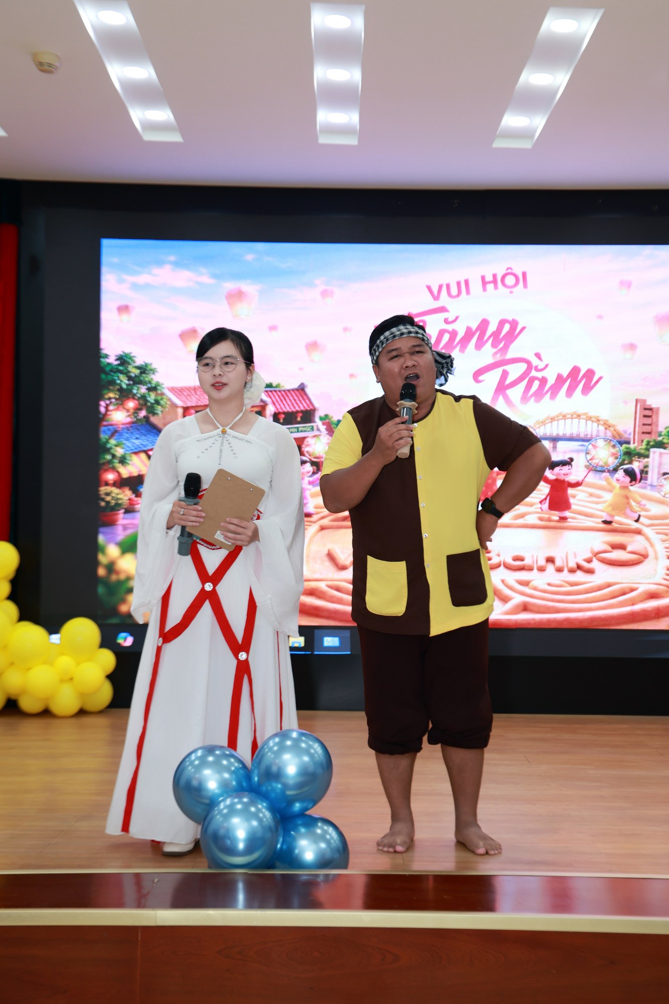 MC Chú Cuội và Chị Hằng Nga mở màn đêm hội VietinBank Kiên Giang