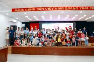 Toàn thể đại gia đình VietinBank Kiên Giang chụp ảnh lưu niệm trên sân khấu
