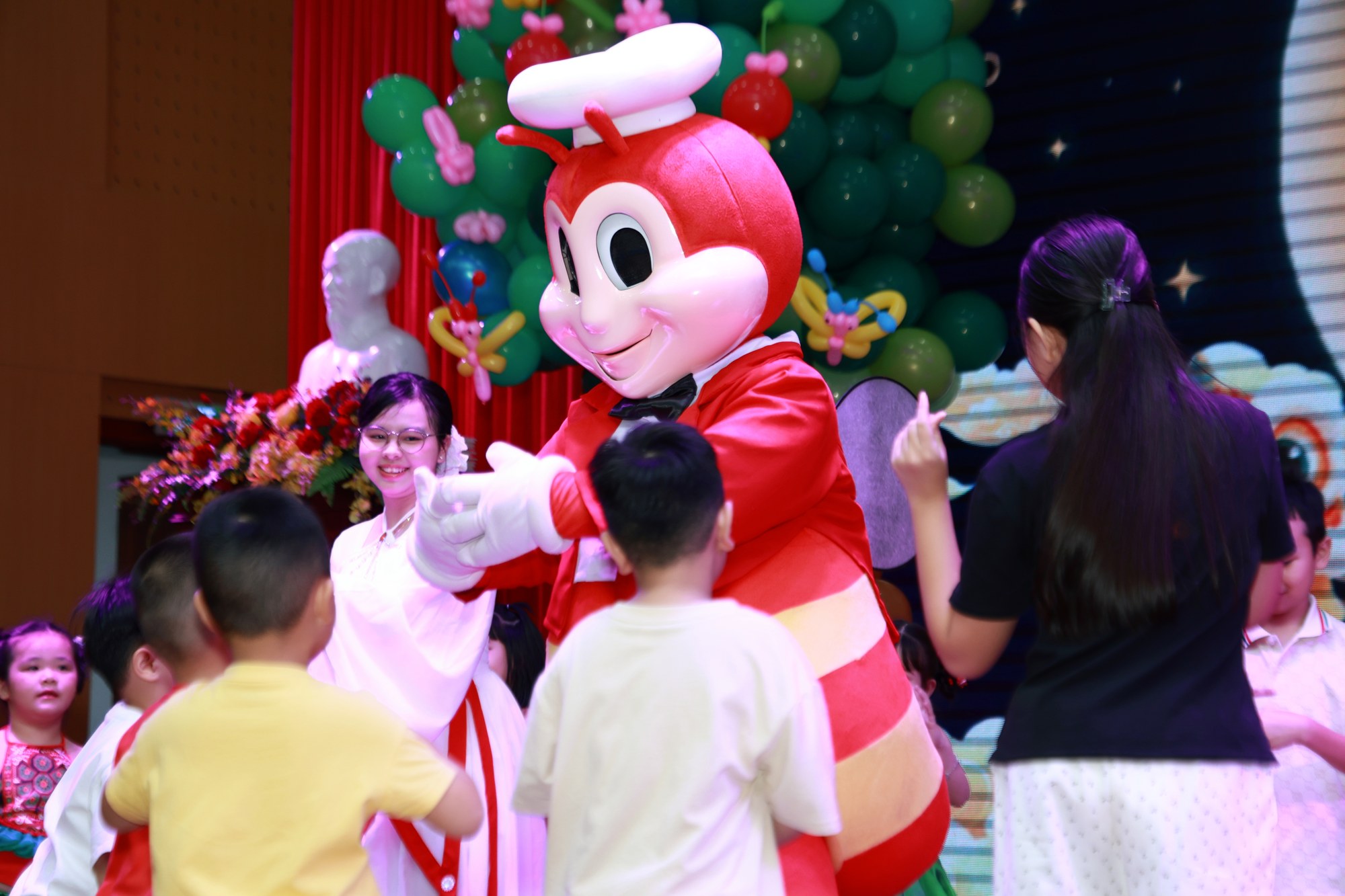 Mascot Chú Ong Jollibee khuấy động sân khấu cùng Chú Cuội và Chị Hằng