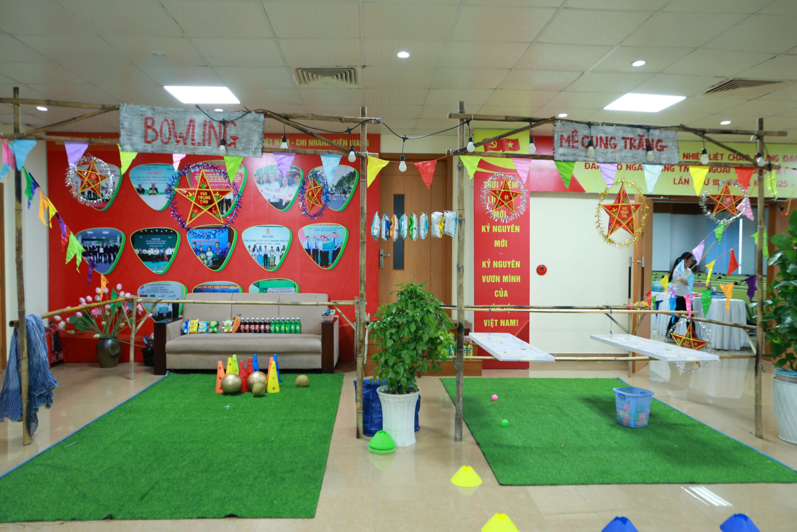 Gian hàng trò chơi Bowling và Mê Cung Trăng với thảm cỏ xanh mướt