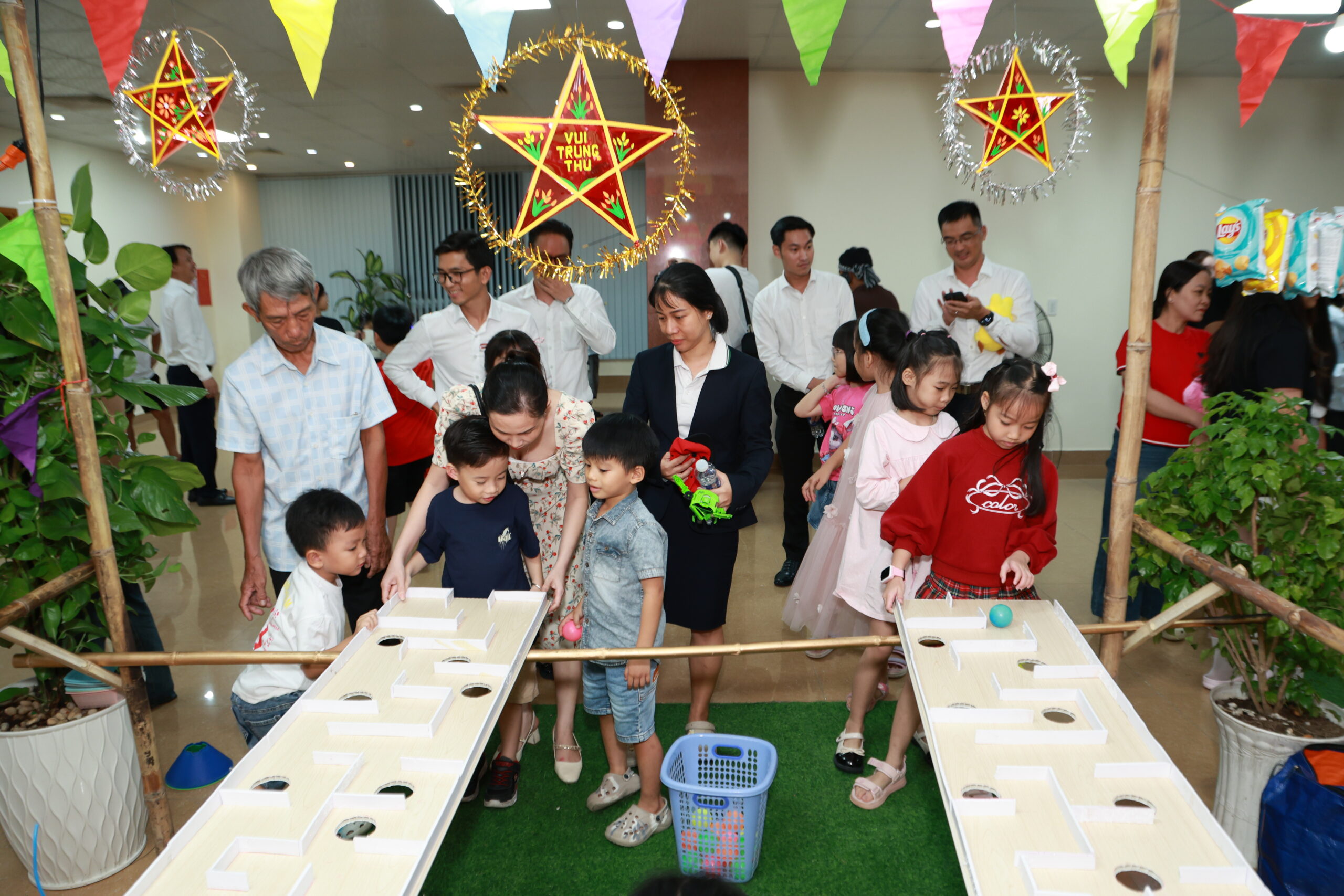 Không khí náo nhiệt tại khu gian hàng Mê Cung Trăng gia đình Vietcombank cổ vũ