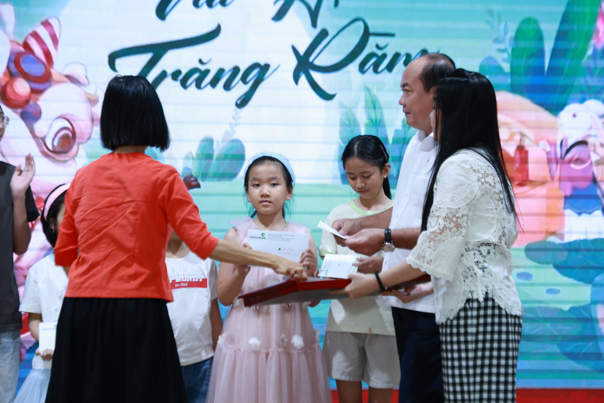 Ban Lãnh đạo Vietcombank Kiên Giang trao quà và học bổng Trung thu cho các cháu thiếu nhi