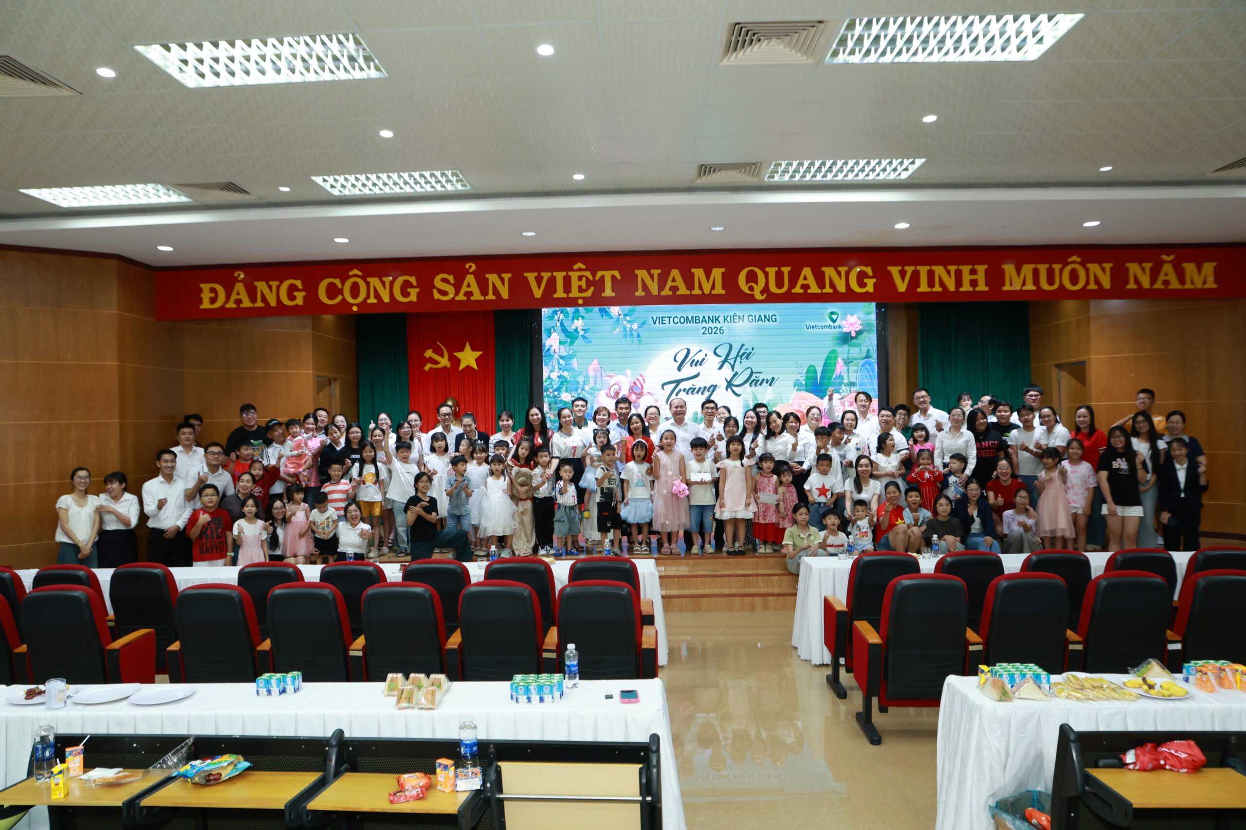 Đại gia đình Vietcombank Kiên Giang chụp ảnh lưu niệm tập thể trên sân khấu Vui Hội Trăng Rằm