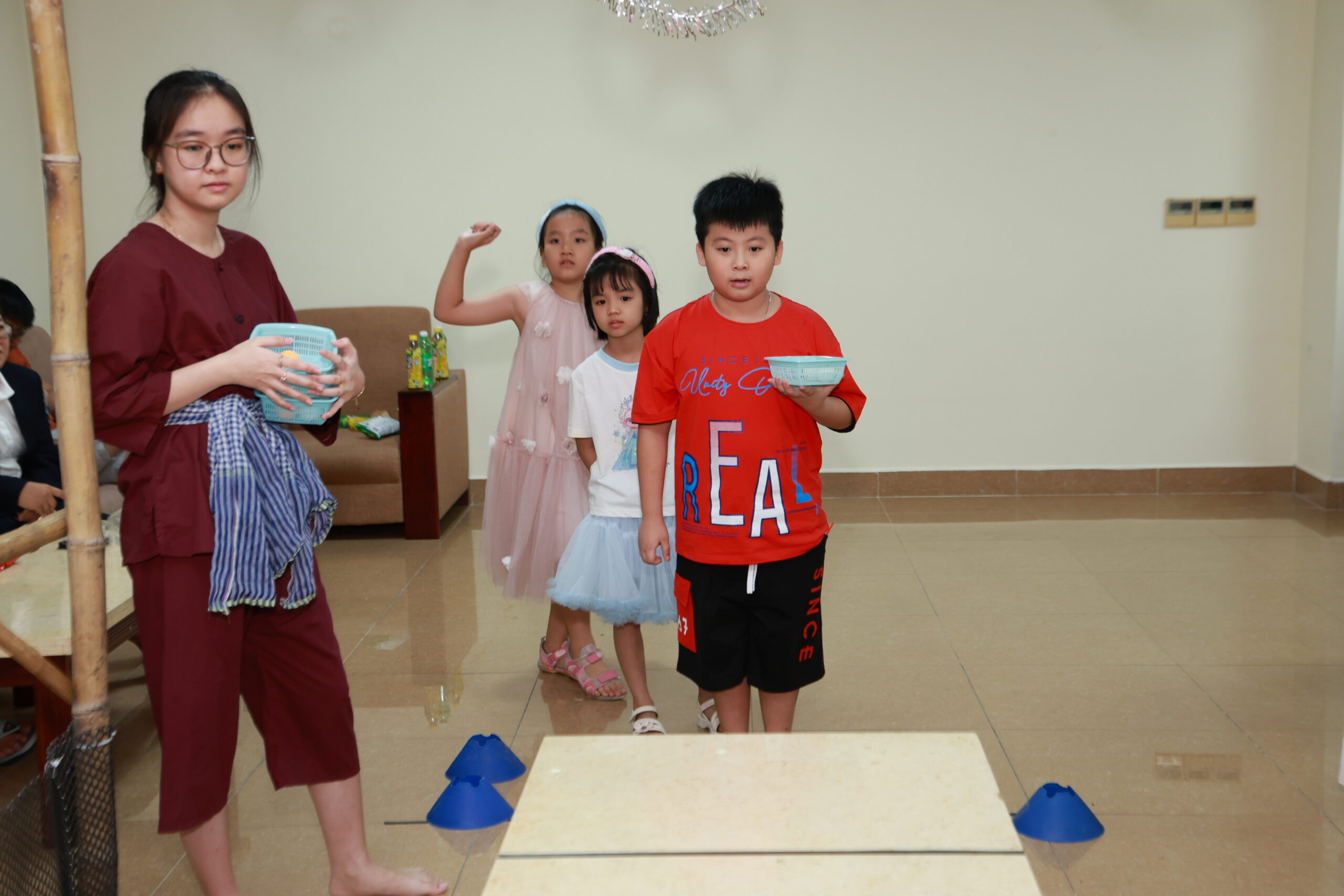 Trò chơi Trăng Nhảy sôi động với sự hồi hộp háo hức của các bạn nhỏ