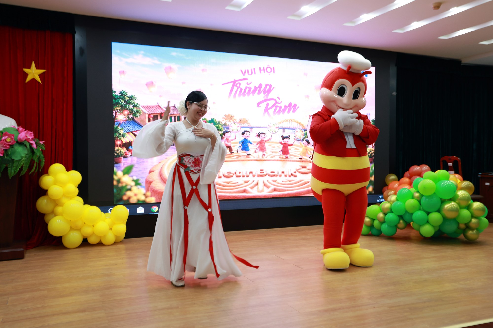 Vũ điệu sôi động giữa Chị Hằng Nga và Mascot Chú Ong Jollibee trên sân khấu