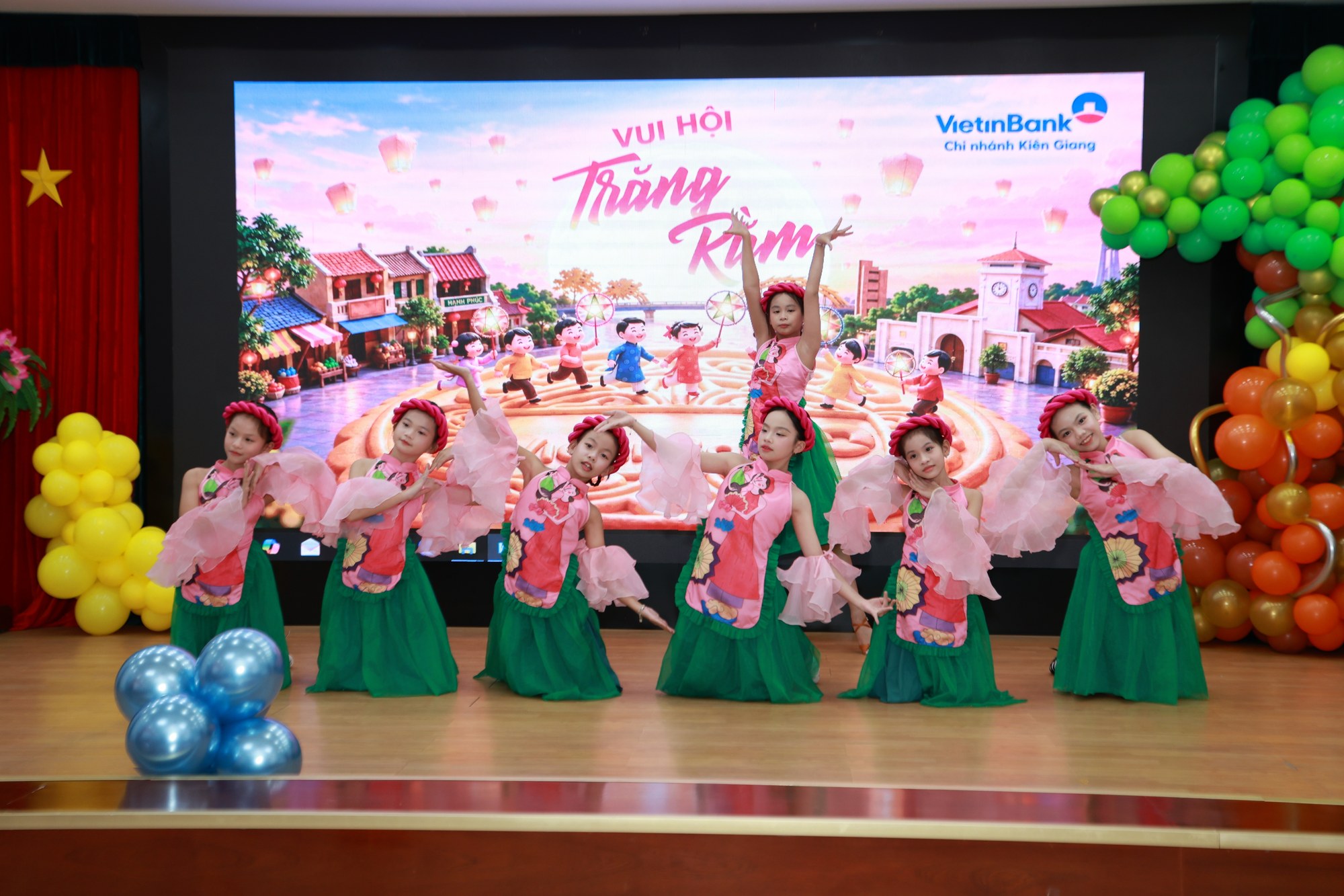 Tiết mục múa truyền thống áo yếm duyên dáng của đội múa thiếu nhi chào mừng đêm hội