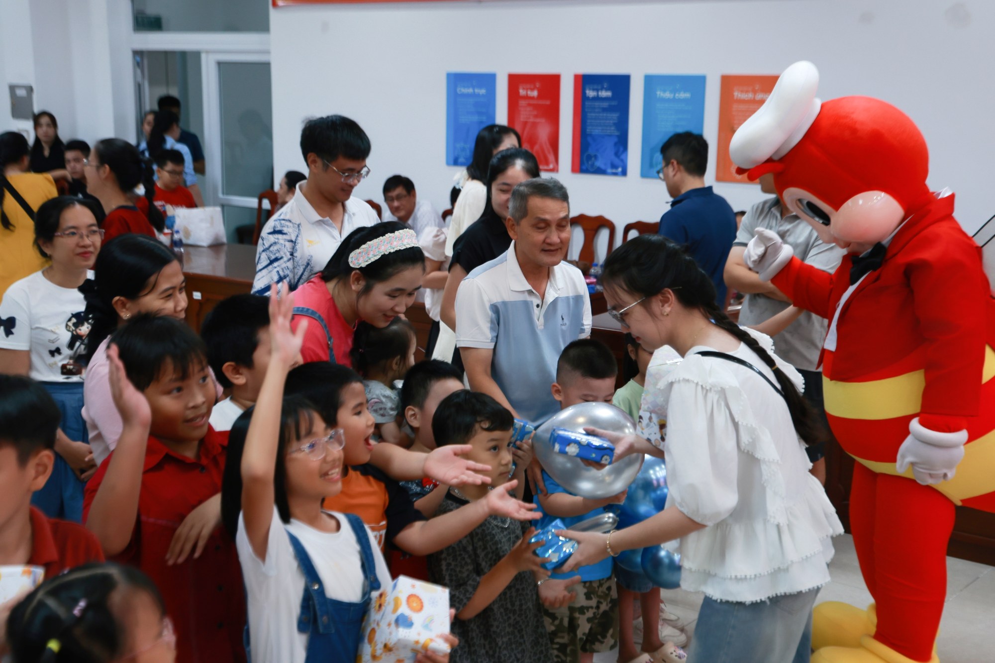 Các bé háo hức vây quanh nhận quà Trung thu từ Mascot Jollibee và các cô chú VietinBank